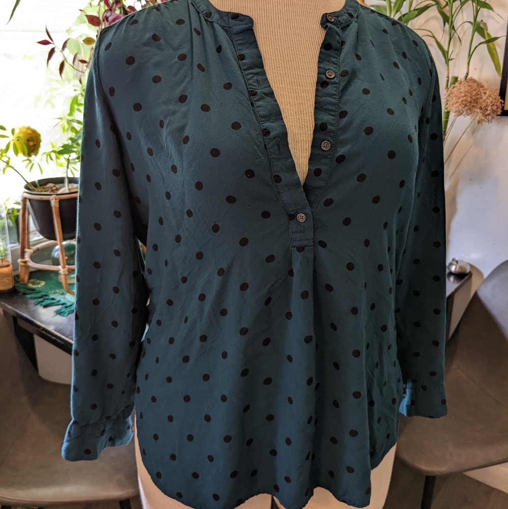 Large Old Navy turquoise polka dot blouse